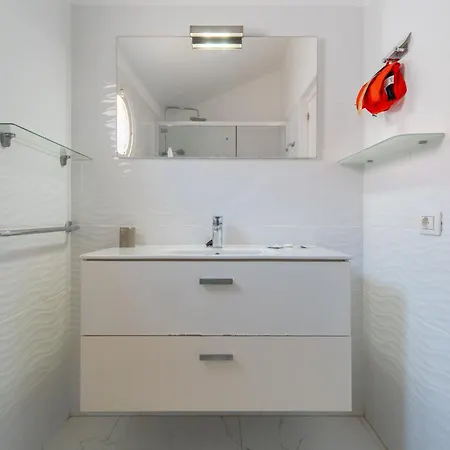 Apartamento 2 Bedrooms Altamar En Playa De Americas